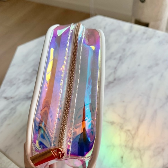 ๐ชฉ Iridescent Holographic Round Wristlet with Shampoo /Conditioner Hair Samples - Picture 3 of 8